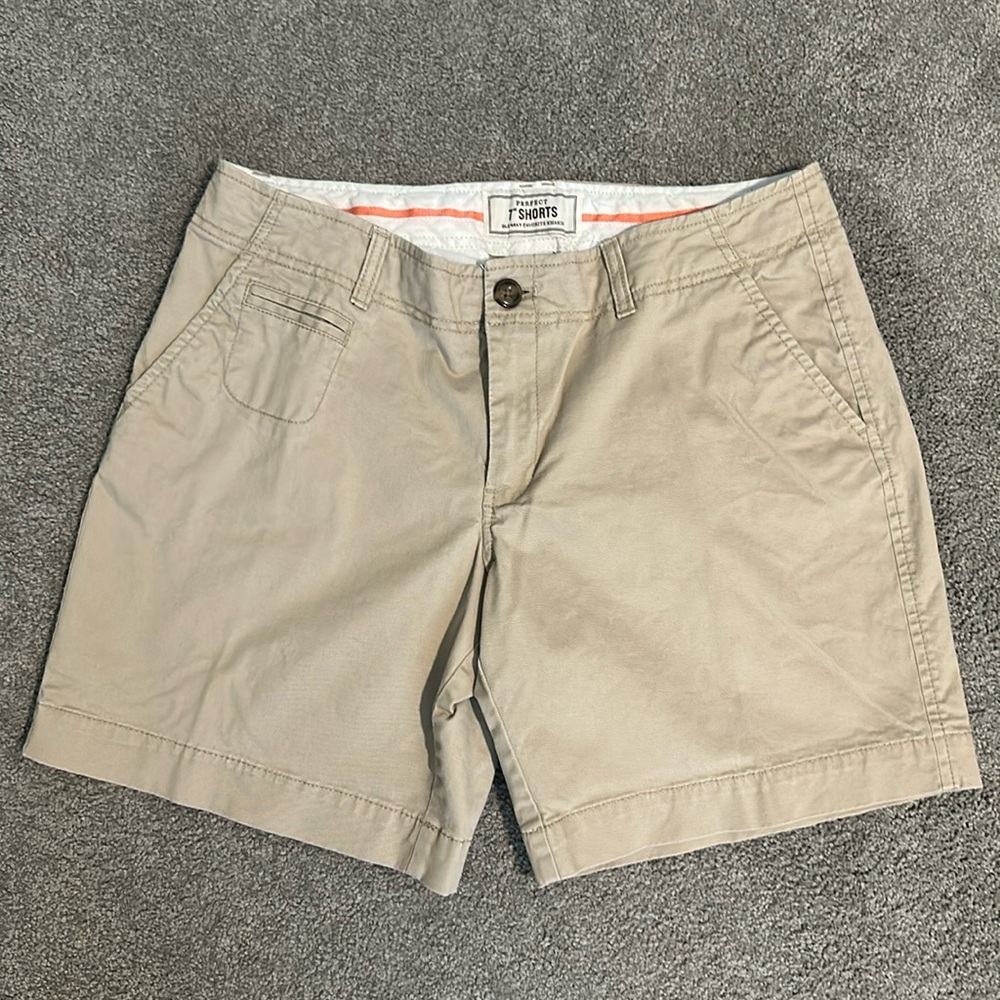 Tall size Old Navy Perfect 7” inseam tan khaki shorts 8 Tall